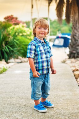 Yaz tatilinde tatlı küçük çocuk