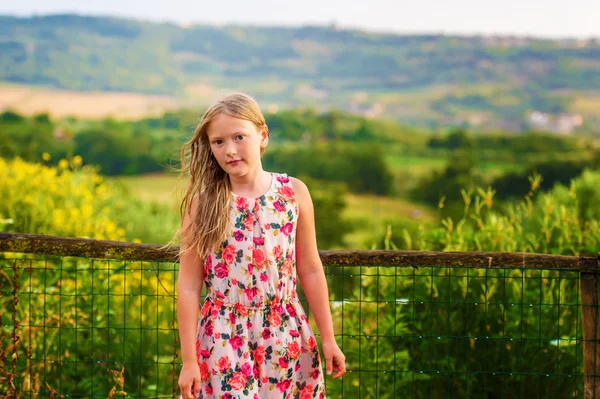 Outdoor Portret van een schattig klein meisje van 8 jaar, foto genomen in Italië, Toscane — Stockfoto