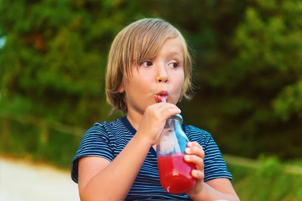 Χαριτωμένο μικρό αγόρι πίνοντας ρόφημα αναψυκτικό σε εξωτερικούς χώρους — Φωτογραφία Αρχείου