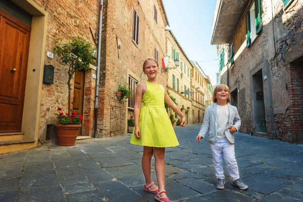 Schattige kinderen buiten plezier, dansen in de straten van de oude Italiaanse stad — Stockfoto