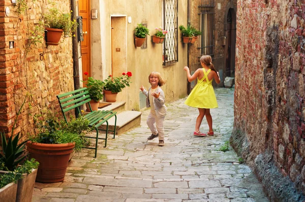 Bambini adorabili che si divertono all'aria aperta, ballando per le strade della città vecchia — Foto Stock