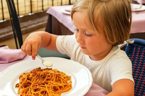 Rozkošný batole, který jedl na špagety se sýrem — Stock fotografie