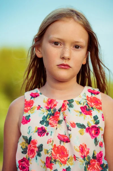 Primer plano retrato de una linda niña de 9 años — Foto de Stock