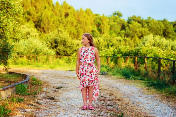 Sevimli küçük bir kız 8 yıl, İtalya'da, Tuscany alınan görüntü açık portresi — Stok fotoğraf