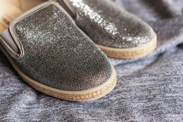 Fashion meisje grijze schoenen — Stockfoto