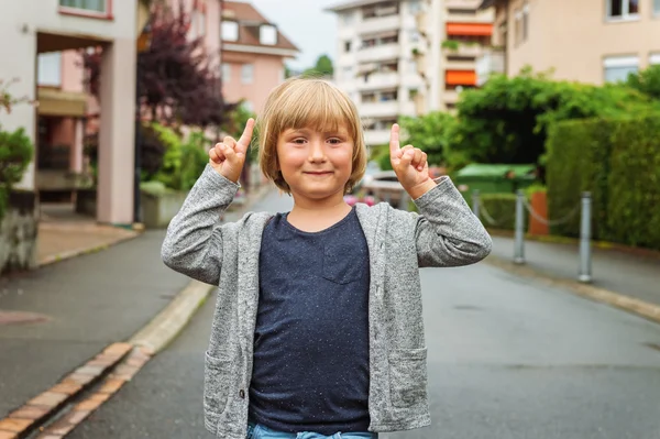 Außenporträt eines netten Modejungen auf der Straße — Stockfoto