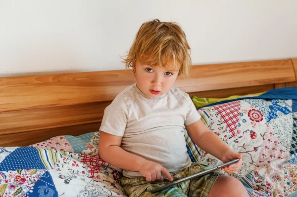 Adorabile bambino che gioca su un tablet digitale — Foto Stock