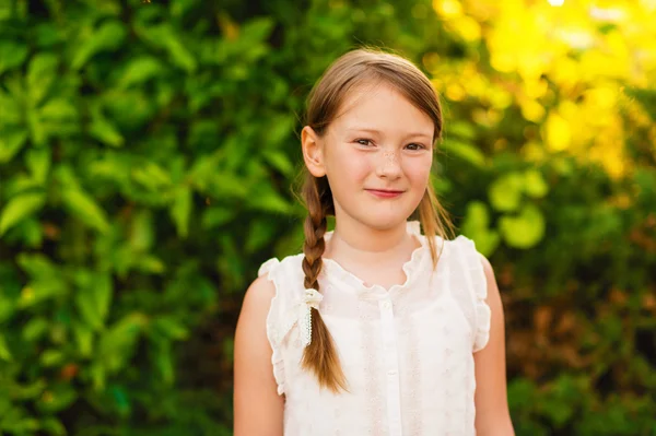 Niña en el jardín de verano al atardecer — Foto de Stock