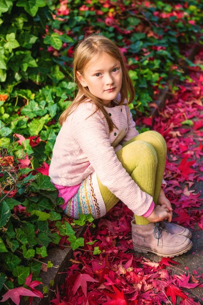 Autumn fashion portrait of a cute little girl — Stock Photo, Image