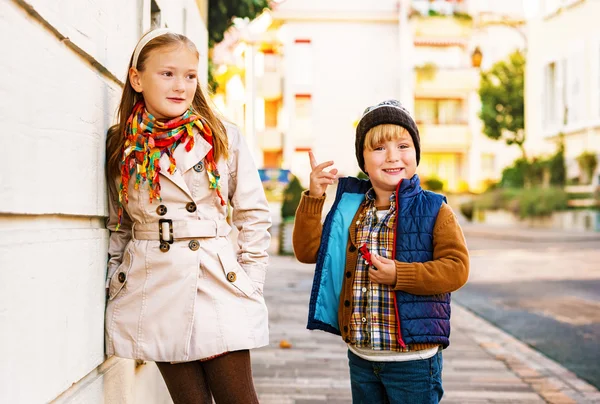 Außenporträt von zwei niedlichen Kindern an einem schönen sonnigen Herbsttag — Stockfoto