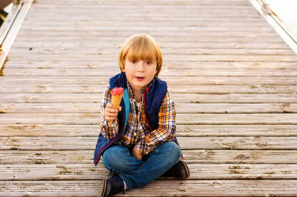 Милый маленький мальчик ест мороженое на открытом воздухе — стоковое фото