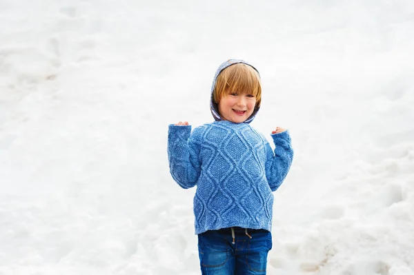 Retrato de inverno de um menino bonito de 4 anos, usando pulôver de malha azul — Fotografia de Stock