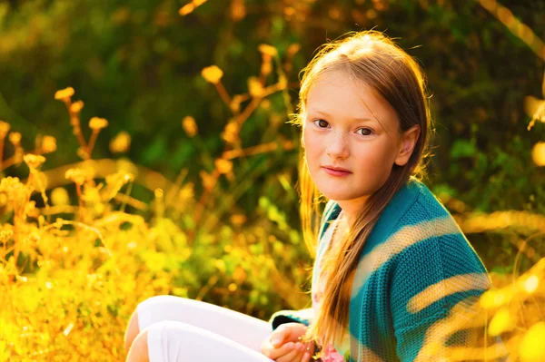 Retrato al aire libre de una linda niña de 8-9 años al atardecer —  Fotos de Stock
