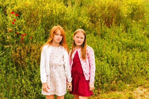 Retrato ao ar livre de meninas adoráveis, vestindo belos vestidos — Fotografia de Stock