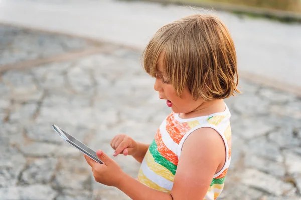 Mignon petit garçon jouer avec tablette pc — Photo