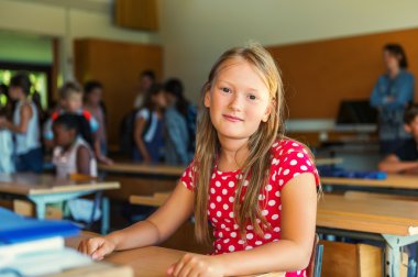 Kapalı bir sınıf, sevimli küçük bir kız portresi