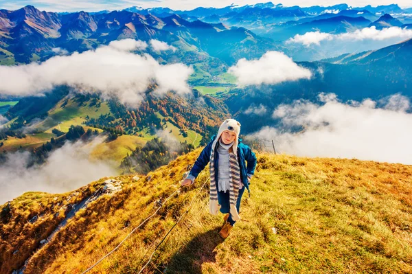 Potret seorang gadis kecil yang lucu di pegunungan, mengenakan topi lucu dan jaket biru, Moleson-sur-Gruyeres, kanton Fribourg, Swiss — Stok Foto