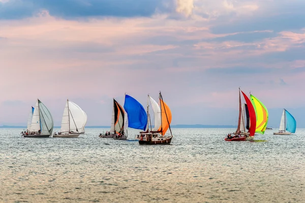 Kleurrijke jachten bij zeil competitie op het meer van Genève bij zonsondergang op een prachtige zomerdag — Stockfoto