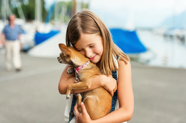 Piękna mała dziewczynka przytulanie Chihuahua — Zdjęcie stockowe