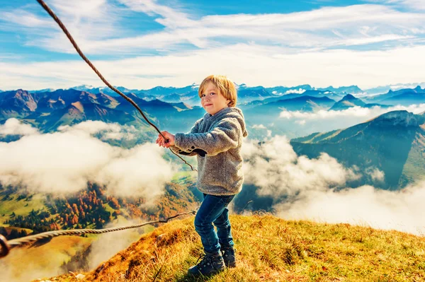 Portrait d'un mignon petit garçon en montagne, veste grise et bottes de montagne, Moleson-sur-Gruyeres, canton de Fribourg, Suisse — Photo