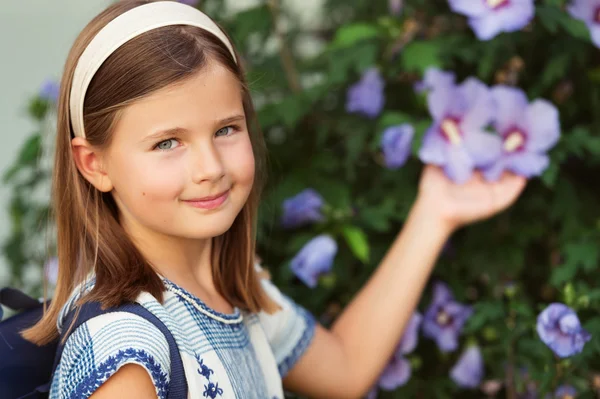 Pretty little 9 year old girl walking back to school — Stock Photo, Image