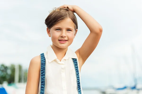 Ritratto ravvicinato di una bambina carina di 7-8 anni che indossa una camicetta bianca — Foto Stock