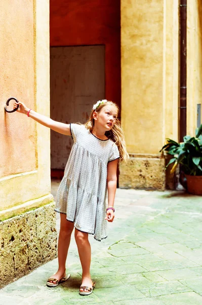 Csinos kislány csodáló régi utcáin Siena, Olaszország, fehér ruhában viselt, fejpánt és arany színű cipő — Stock Fotó