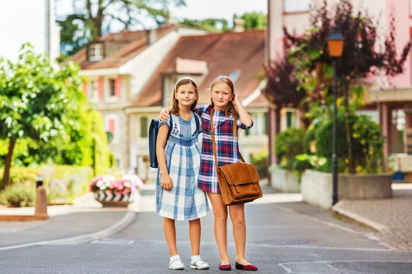 Miúdos bonitos com mochilas caminhando para a escola — Fotografia de Stock
