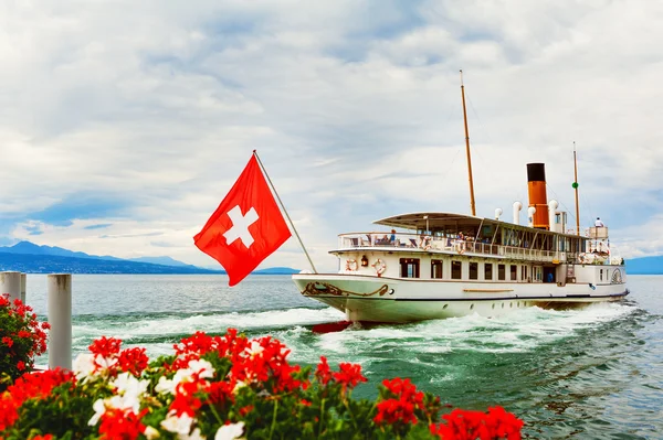 Barco a vapor com bandeira suíça flutuando no lago Genebra — Fotografia de Stock