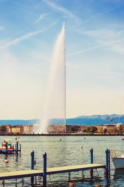 140 meter vatten fontän Jet d'Eau på Genèvesjön, Schweiz, tonas bild — Stockfoto