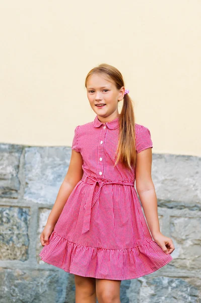 Retrato al aire libre de la linda niña de 8 años, con vestido de Mary Jane roja — Foto de Stock