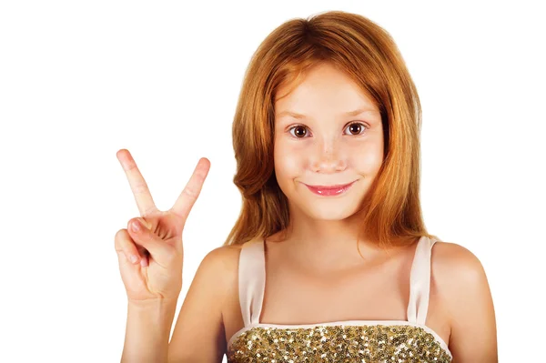 Estudio disparo de adorable niña de 9 años de edad, con el pelo rojo, mostrando signo de paz —  Fotos de Stock