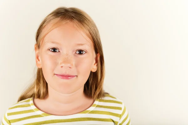 Studio shot de adorable petite fille de 9 ans — Photo