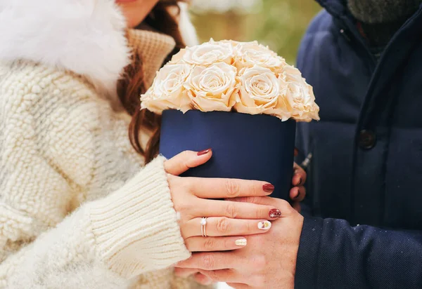 Närbild Bild Mannen Som Erbjuder Blomma Låda Med Gyllene Rosor — Stockfoto