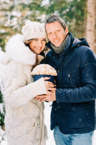 Närbild Bild Mannen Som Erbjuder Blomma Låda Med Gyllene Rosor — Stockfoto