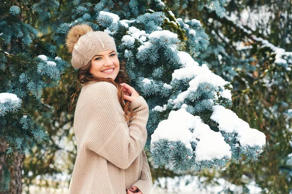 Зимовий Портрет Красивої Жінки Яка Позує Сніжному Лісі Бежевому Капелюсі — стокове фото
