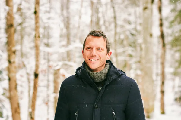 Venkovní Zimní Portrét Muže Středního Věku Zasněženém Lese Bundě — Stock fotografie
