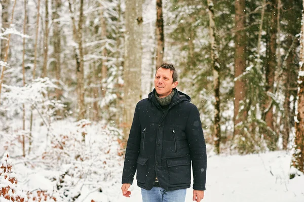 Utomhus Vinterporträtt Medelålders Man Snöig Skog Bär Jacka — Stockfoto