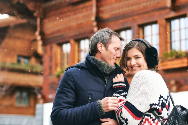 Vinterporträtt Glada Romantiska Par Poserar Utanför — Stockfoto