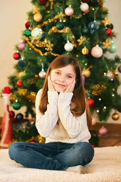 Ritratto Dolce Bambina Seduta Accanto All Albero Natale Vestita Con — Foto Stock