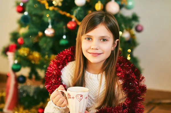 Ritratto Dolce Bambina Seduta Accanto All Albero Natale Con Indosso — Foto Stock
