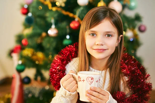 Retrato Menina Doce Sentada Lado Árvore Natal Vestindo Pulôver Aconchegante — Fotografia de Stock