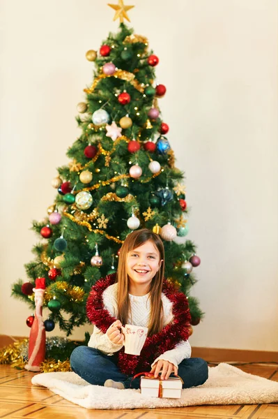 Retrato Menina Doce Sentada Lado Árvore Natal Vestindo Pulôver Aconchegante — Fotografia de Stock