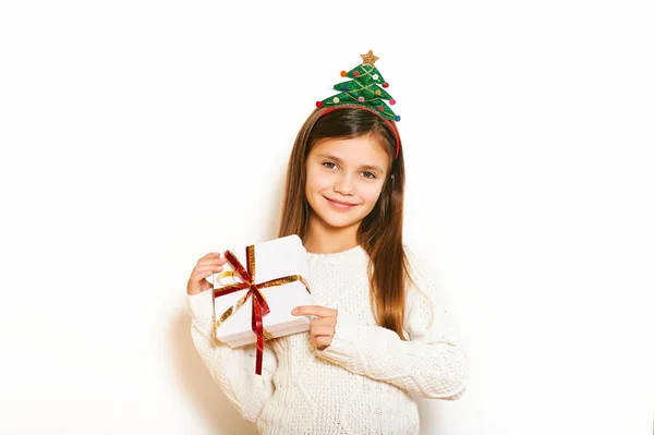 Estúdio Natal Retrato Jovem Doce Menina Fundo Branco Vestindo Pulôver — Fotografia de Stock