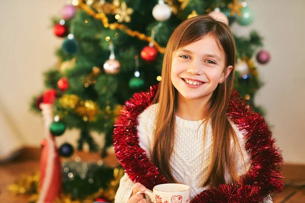 Ritratto Dolce Bambina Seduta Accanto All Albero Natale Con Indosso — Foto Stock