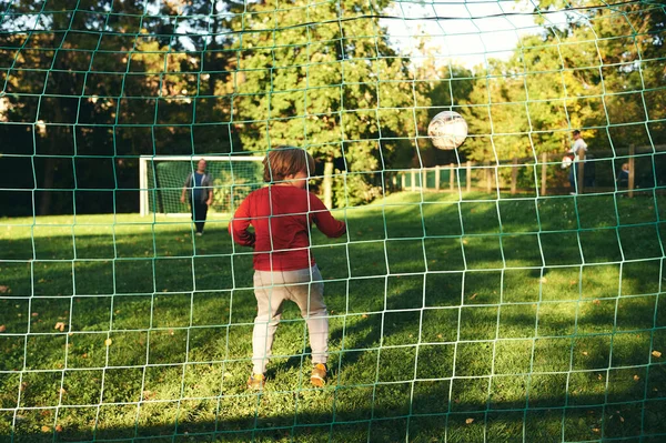 Niño Jugando Fútbol Con Padre Portero Niño Defendiendo Gol —  Fotos de Stock