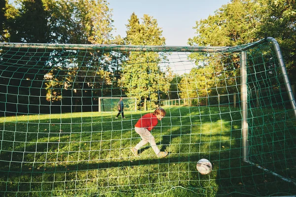 Mały Chłopiec Grający Piłkę Ojcem Bramkarz Broniący Bramki — Zdjęcie stockowe