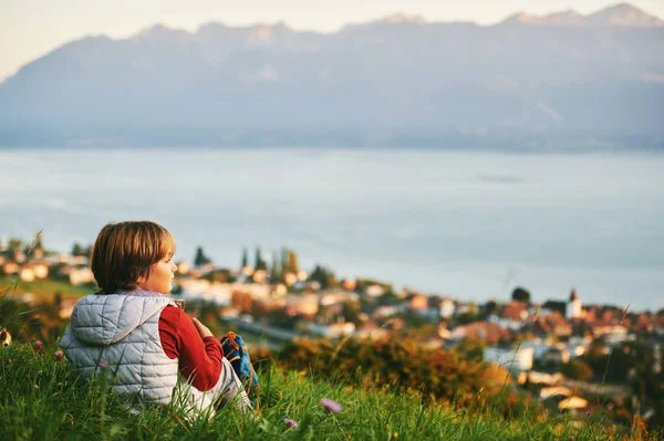 Vandring Med Barn Liten Pojke Beundrar Sjö Och Berg Aktiv — Stockfoto