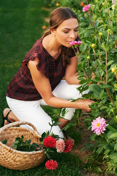 Venkovní Portrét Krásné Ženy Řezání Květin Květinová Farma Přírodní Životní — Stock fotografie