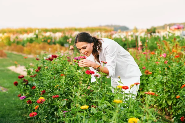 Ritratto All Aperto Bella Donna Che Taglia Fiori Fattoria Fiori — Foto Stock